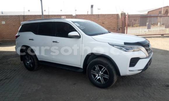 Sayi Na hannu Toyota Fortuner White Mota in Maseru a Maseru Sayi Na hannu Toyota Fortuner White Mota in Maseru a Maseru