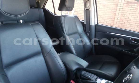 Sayi Na hannu Toyota Fortuner White Mota in Maseru a Maseru Sayi Na hannu Toyota Fortuner White Mota in Maseru a Maseru