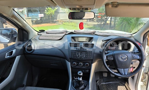 Sayi Na hannu Mazda BT-50 White Mota in Mafeteng a Mafeteng Sayi Na hannu Mazda BT-50 White Mota in Mafeteng a Mafeteng