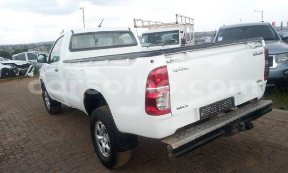 Sayi Na hannu Toyota Hilux White Mota in Mafeteng a Mafeteng Sayi Na hannu Toyota Hilux White Mota in Mafeteng a Mafeteng