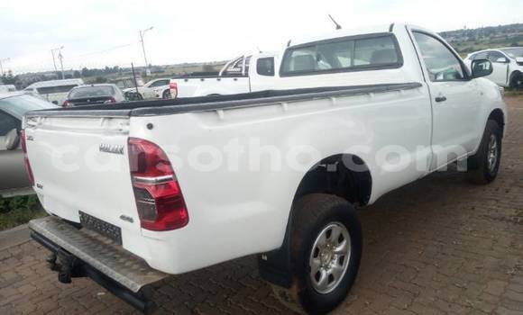 Sayi Na hannu Toyota Hilux White Mota in Mafeteng a Mafeteng Sayi Na hannu Toyota Hilux White Mota in Mafeteng a Mafeteng