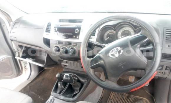 Sayi Na hannu Toyota Hilux White Mota in Mafeteng a Mafeteng Sayi Na hannu Toyota Hilux White Mota in Mafeteng a Mafeteng
