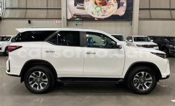 Buy Used Toyota Hilux White Car in Teyateyaneng in Berea Buy Used Toyota Hilux White Car in Teyateyaneng in Berea