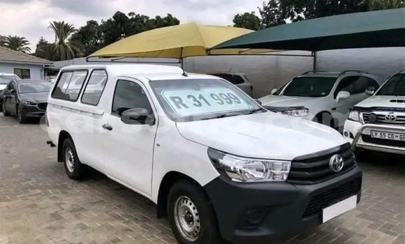 Sayi Na hannu Toyota Hilux White Mota in Maseru a Maseru
