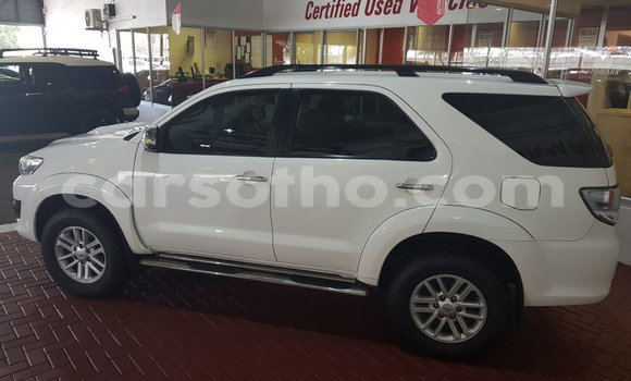 Sayi Na hannu Toyota Fortuner White Mota in Maseru a Maseru Sayi Na hannu Toyota Fortuner White Mota in Maseru a Maseru