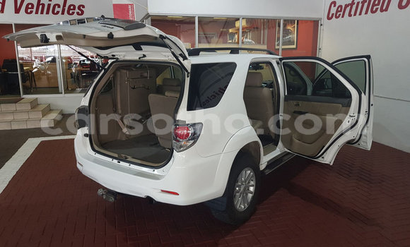 Sayi Na hannu Toyota Fortuner White Mota in Maseru a Maseru Sayi Na hannu Toyota Fortuner White Mota in Maseru a Maseru