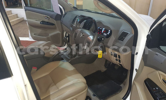 Sayi Na hannu Toyota Fortuner White Mota in Maseru a Maseru Sayi Na hannu Toyota Fortuner White Mota in Maseru a Maseru
