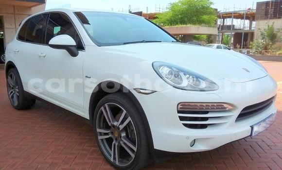 Sayi Na hannu Porsche Cayenne White Mota in Maseru a Maseru