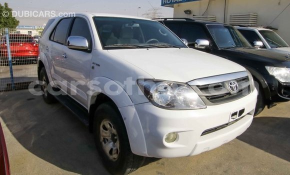 Sayi Imported Toyota Fortuner White Mota in Import - Dubai a Maseru Sayi Imported Toyota Fortuner White Mota in Import - Dubai a Maseru
