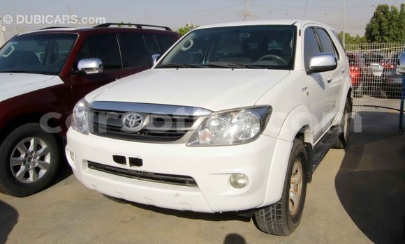 Sayi Imported Toyota Fortuner White Mota in Import - Dubai a Maseru Sayi Imported Toyota Fortuner White Mota in Import - Dubai a Maseru