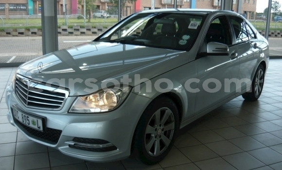 Sayi Na hannu Mercedes-Benz C–Class Red Mota in Maseru a Maseru Sayi Na hannu Mercedes-Benz C–Class Red Mota in Maseru a Maseru