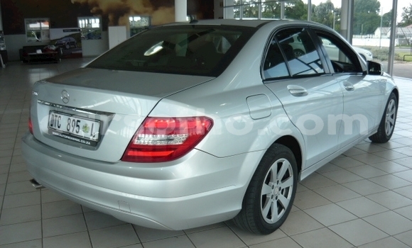 Sayi Na hannu Mercedes-Benz C–Class Red Mota in Maseru a Maseru Sayi Na hannu Mercedes-Benz C–Class Red Mota in Maseru a Maseru