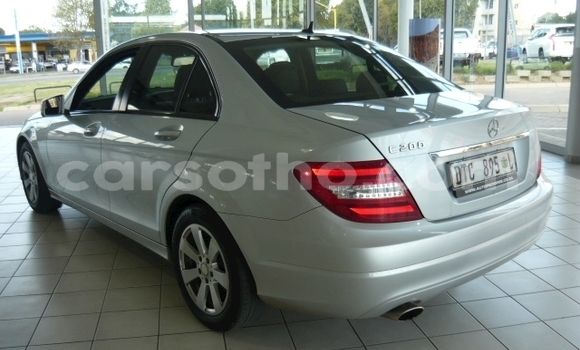 Sayi Na hannu Mercedes-Benz C–Class Red Mota in Maseru a Maseru Sayi Na hannu Mercedes-Benz C–Class Red Mota in Maseru a Maseru