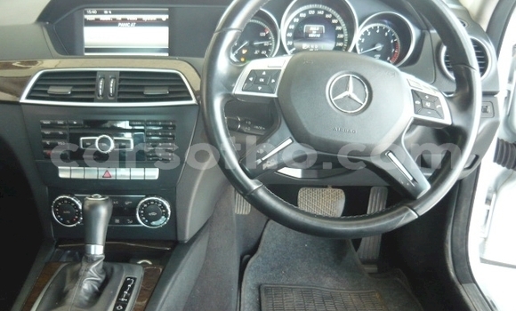 Sayi Na hannu Mercedes-Benz C–Class Red Mota in Maseru a Maseru Sayi Na hannu Mercedes-Benz C–Class Red Mota in Maseru a Maseru