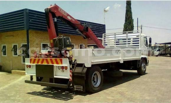 Sayi Na hannu Hino 300 Series White Babbar mota in Maseru a Maseru Sayi Na hannu Hino 300 Series White Babbar mota in Maseru a Maseru