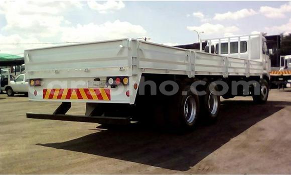 Sayi Na hannu Nissan UD White Babbar mota in Maseru a Maseru Sayi Na hannu Nissan UD White Babbar mota in Maseru a Maseru