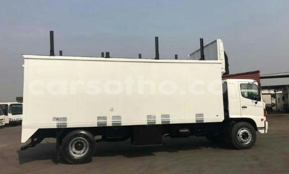 Sayi Na hannu Hino 300 Series White Babbar mota in Maseru a Maseru Sayi Na hannu Hino 300 Series White Babbar mota in Maseru a Maseru