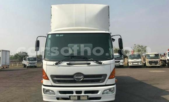 Sayi Na hannu Hino 300 Series White Babbar mota in Maseru a Maseru Sayi Na hannu Hino 300 Series White Babbar mota in Maseru a Maseru