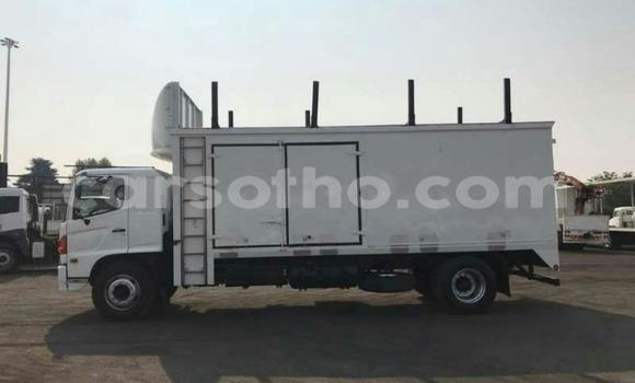 Sayi Na hannu Hino 300 Series White Babbar mota in Maseru a Maseru Sayi Na hannu Hino 300 Series White Babbar mota in Maseru a Maseru