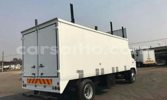 Sayi Na hannu Hino 300 Series White Babbar mota in Maseru a Maseru Sayi Na hannu Hino 300 Series White Babbar mota in Maseru a Maseru