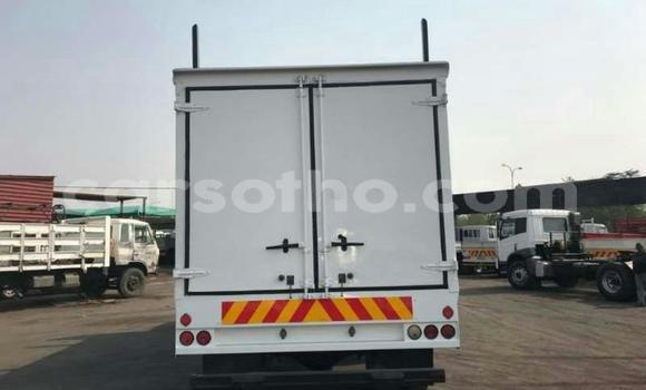Sayi Na hannu Hino 300 Series White Babbar mota in Maseru a Maseru Sayi Na hannu Hino 300 Series White Babbar mota in Maseru a Maseru