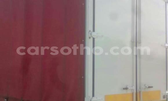 Sayi Na hannu Hino 300 Series White Babbar mota in Maseru a Maseru Sayi Na hannu Hino 300 Series White Babbar mota in Maseru a Maseru