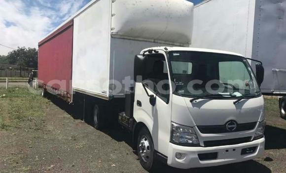 Sayi Na hannu Hino 300 Series White Babbar mota in Maseru a Maseru Sayi Na hannu Hino 300 Series White Babbar mota in Maseru a Maseru