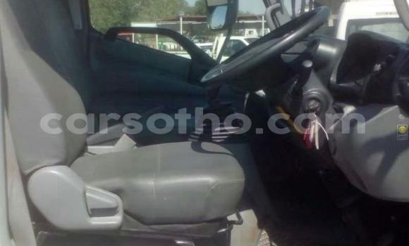 Sayi Na hannu Hino 300 Series White Babbar mota in Maseru a Maseru Sayi Na hannu Hino 300 Series White Babbar mota in Maseru a Maseru