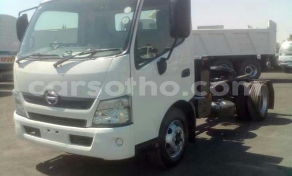 Sayi Na hannu Hino 300 Series White Babbar mota in Maseru a Maseru Sayi Na hannu Hino 300 Series White Babbar mota in Maseru a Maseru