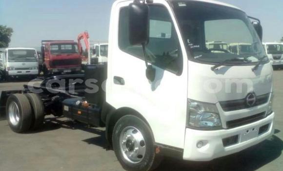 Sayi Na hannu Hino 300 Series White Babbar mota in Maseru a Maseru Sayi Na hannu Hino 300 Series White Babbar mota in Maseru a Maseru