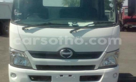 Sayi Na hannu Hino 300 Series White Babbar mota in Maseru a Maseru Sayi Na hannu Hino 300 Series White Babbar mota in Maseru a Maseru