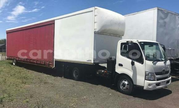 Sayi Na hannu Hino 300 Series White Babbar mota in Maseru a Maseru Sayi Na hannu Hino 300 Series White Babbar mota in Maseru a Maseru