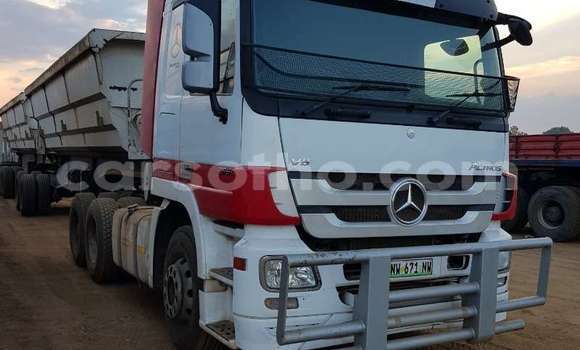 Sayi Na hannu Mercedes‒Benz Truck White Babbar mota in Maseru a Maseru Sayi Na hannu Mercedes‒Benz Truck White Babbar mota in Maseru a Maseru