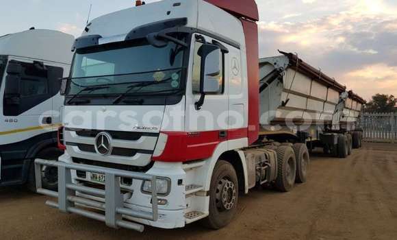 Sayi Na hannu Mercedes‒Benz Truck White Babbar mota in Maseru a Maseru Sayi Na hannu Mercedes‒Benz Truck White Babbar mota in Maseru a Maseru