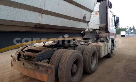 Sayi Na hannu Mercedes‒Benz Truck White Babbar mota in Maseru a Maseru Sayi Na hannu Mercedes‒Benz Truck White Babbar mota in Maseru a Maseru