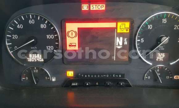 Sayi Na hannu Mercedes‒Benz Truck White Babbar mota in Maseru a Maseru Sayi Na hannu Mercedes‒Benz Truck White Babbar mota in Maseru a Maseru