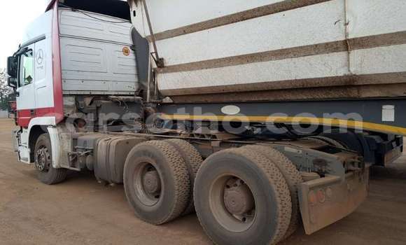 Sayi Na hannu Mercedes‒Benz Truck White Babbar mota in Maseru a Maseru Sayi Na hannu Mercedes‒Benz Truck White Babbar mota in Maseru a Maseru