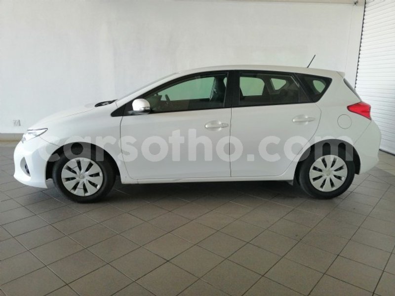 Big with watermark 2015 toyota auris 8