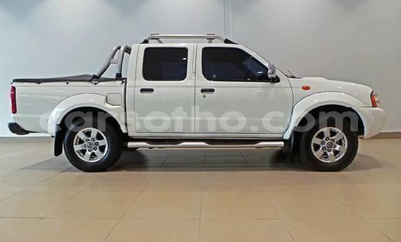 Sayi Na hannu Nissan NP 300 White Mota in Maseru a Maseru Sayi Na hannu Nissan NP 300 White Mota in Maseru a Maseru