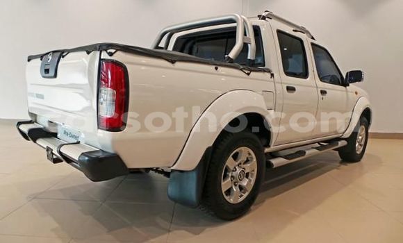 Sayi Na hannu Nissan NP 300 White Mota in Maseru a Maseru Sayi Na hannu Nissan NP 300 White Mota in Maseru a Maseru