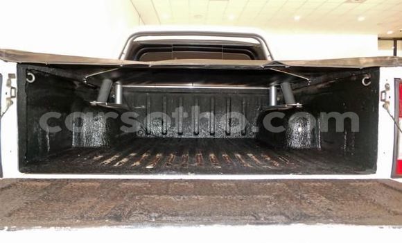 Sayi Na hannu Nissan NP 300 White Mota in Maseru a Maseru Sayi Na hannu Nissan NP 300 White Mota in Maseru a Maseru