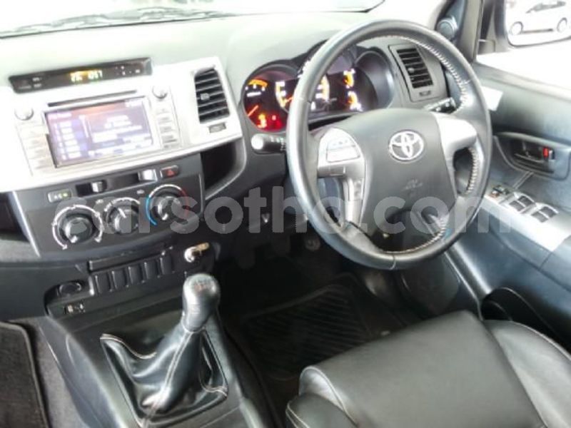 Big with watermark 2014 toyota hilux 11