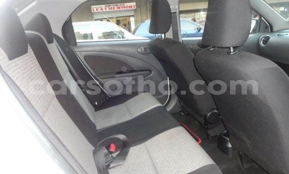 Sayi Na hannu Toyota Etios White Mota in Maseru a Maseru Sayi Na hannu Toyota Etios White Mota in Maseru a Maseru