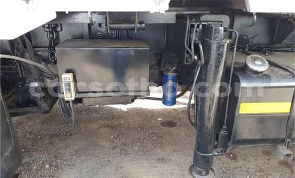 Sayi Na hannu Nissan UD White Babbar mota in Mafeteng a Mafeteng Sayi Na hannu Nissan UD White Babbar mota in Mafeteng a Mafeteng