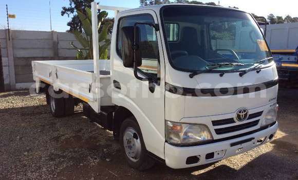 Sayi Na hannu Toyota Dyna White Babbar mota in Mafeteng a Mafeteng
