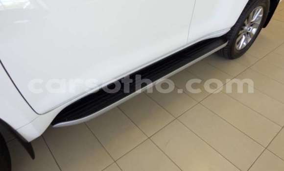 Sayi Na hannu Toyota Land Cruiser Prado White Mota in Butha–Buthe a Thaba-Tseka Sayi Na hannu Toyota Land Cruiser Prado White Mota in Butha–Buthe a Thaba-Tseka