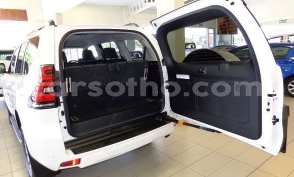 Sayi Na hannu Toyota Land Cruiser Prado White Mota in Butha–Buthe a Thaba-Tseka Sayi Na hannu Toyota Land Cruiser Prado White Mota in Butha–Buthe a Thaba-Tseka
