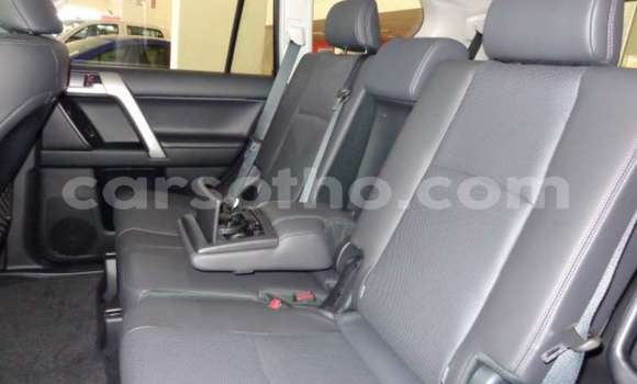 Sayi Na hannu Toyota Land Cruiser Prado White Mota in Butha–Buthe a Thaba-Tseka Sayi Na hannu Toyota Land Cruiser Prado White Mota in Butha–Buthe a Thaba-Tseka