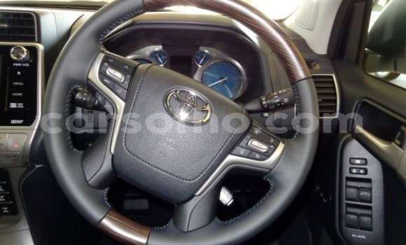 Sayi Na hannu Toyota Land Cruiser Prado White Mota in Butha–Buthe a Thaba-Tseka Sayi Na hannu Toyota Land Cruiser Prado White Mota in Butha–Buthe a Thaba-Tseka