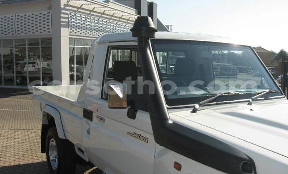 Sayi Na hannu Toyota Land Cruiser White Mota in Butha–Buthe a Thaba-Tseka Sayi Na hannu Toyota Land Cruiser White Mota in Butha–Buthe a Thaba-Tseka